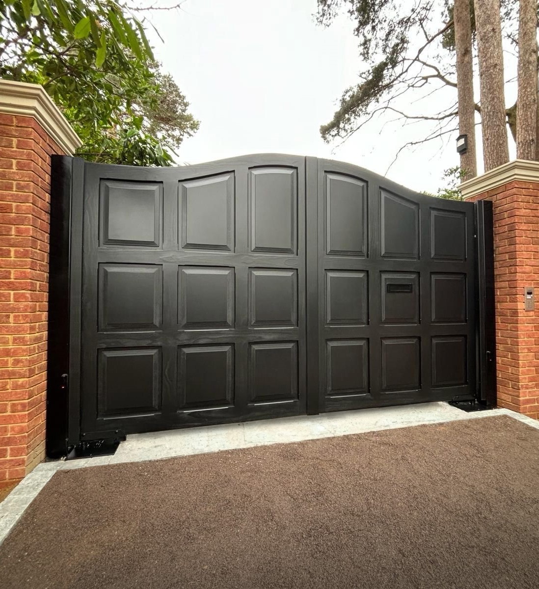 An example of a wooden electric gate made by Windlesham Gates