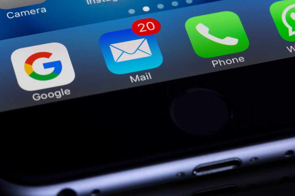 A mail icon on a smartphone with 20 notifications | High-Performing Email Marketing in Surrey