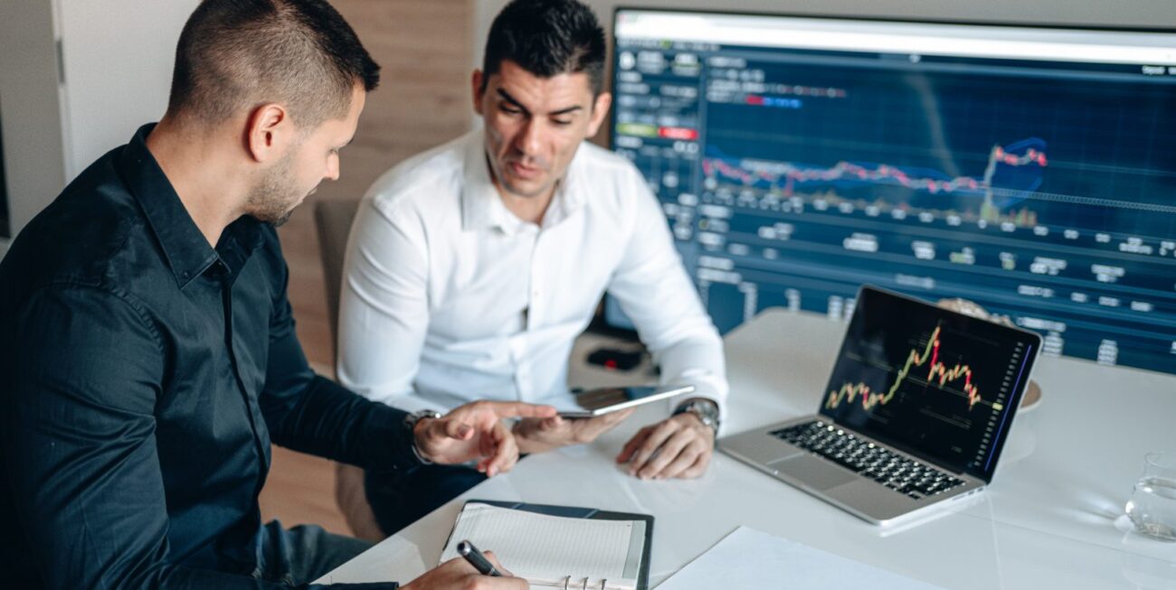 2 colleagues collaborating